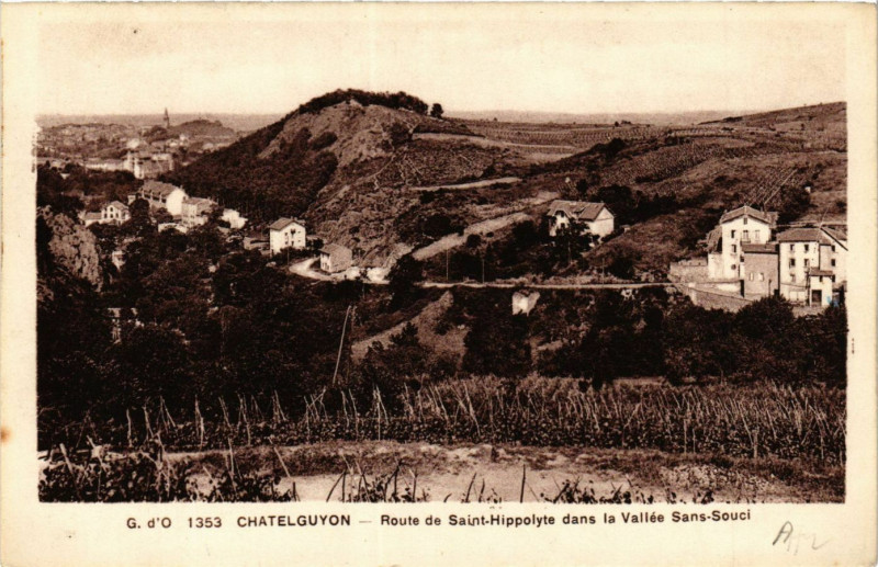 Carte postale ancienne Chatel-Guyon Route de St-Hippolyte dans la Vallée Sans-Souci à Châtel-Guyon