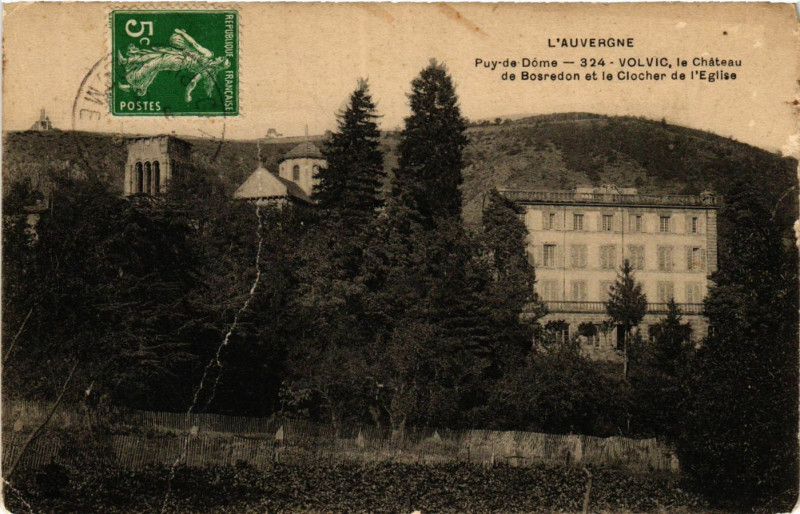Carte postale ancienne Auvergne Volvic Le Chateau de Bosredon et le Clocher de l'Eglise à Volvic