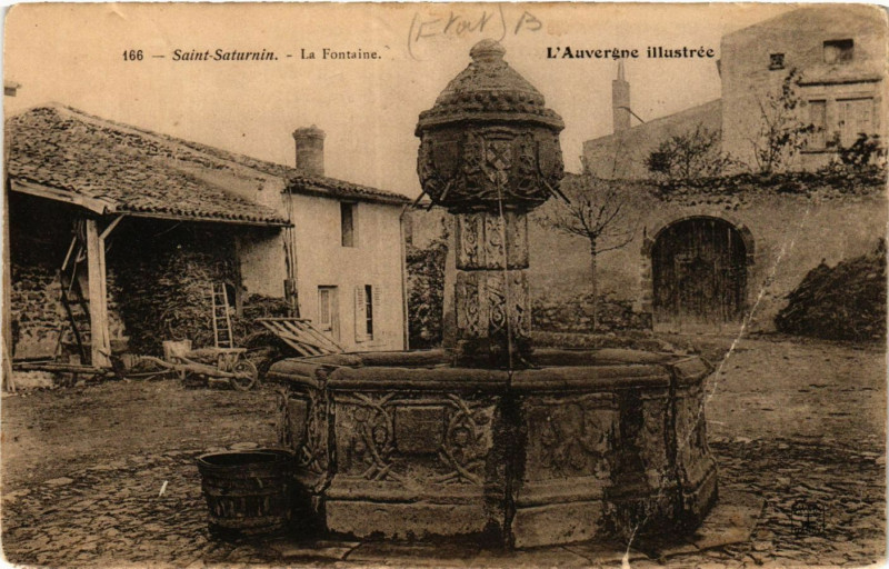 Carte postale ancienne Auvergne Illustrée Saint-Saturnin La Fontaine à Saint-Saturnin