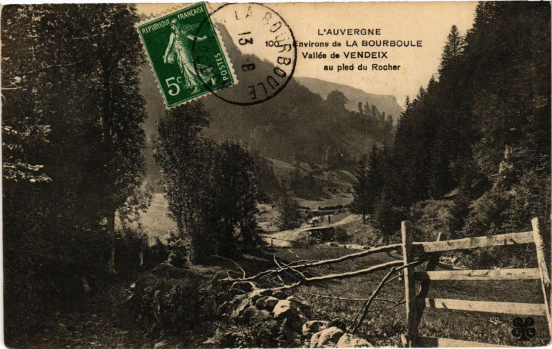 Carte postale ancienne Vallée de Vendeix au pied du Rocher