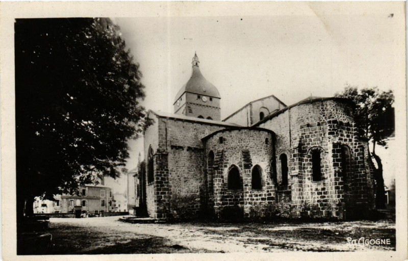 Carte postale ancienne Saint-Gervais-d'Auvergne son Eglise à Saint-Gervais-d'Auvergne