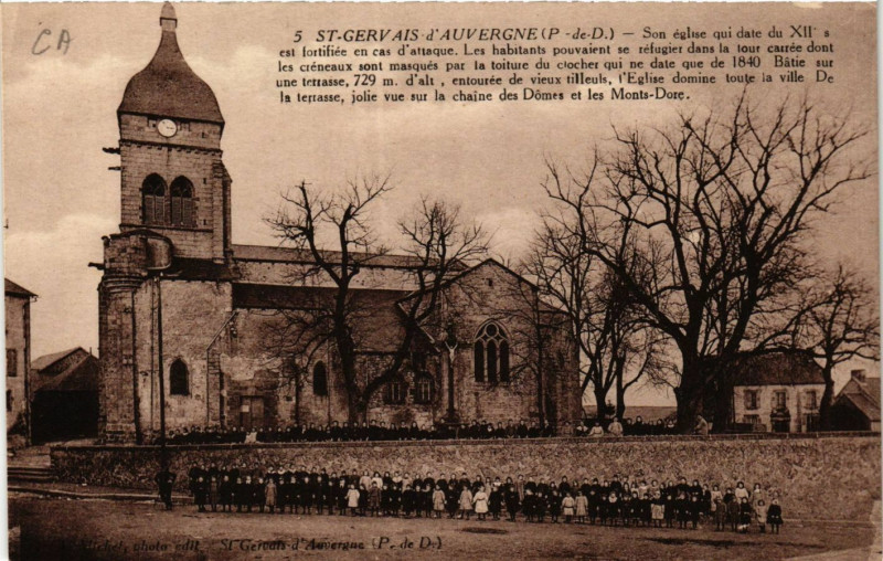 Carte postale ancienne Saint-Gervais-d'Auvergne Son Eglise à Saint-Gervais-d'Auvergne