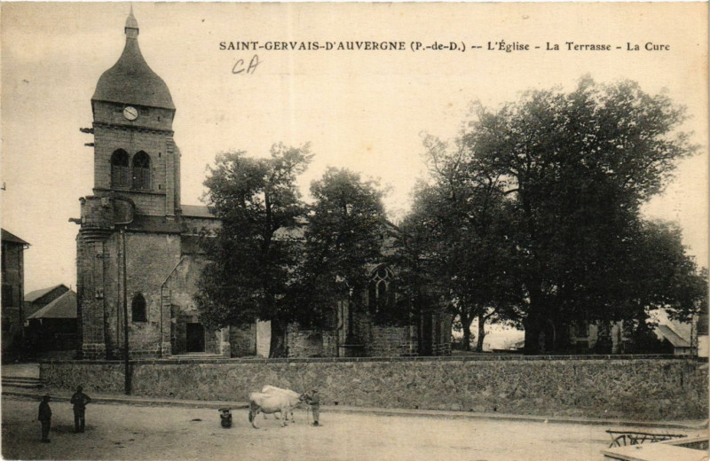 Carte postale ancienne Saint-Gervais-d'Auvergne Eglise - La Terrasse - La Cure à Saint-Gervais-d'Auvergne