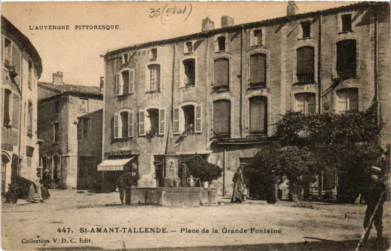 Carte postale ancienne Saint-Amand-Tallende Place de la Grande Fontaine à Tallende