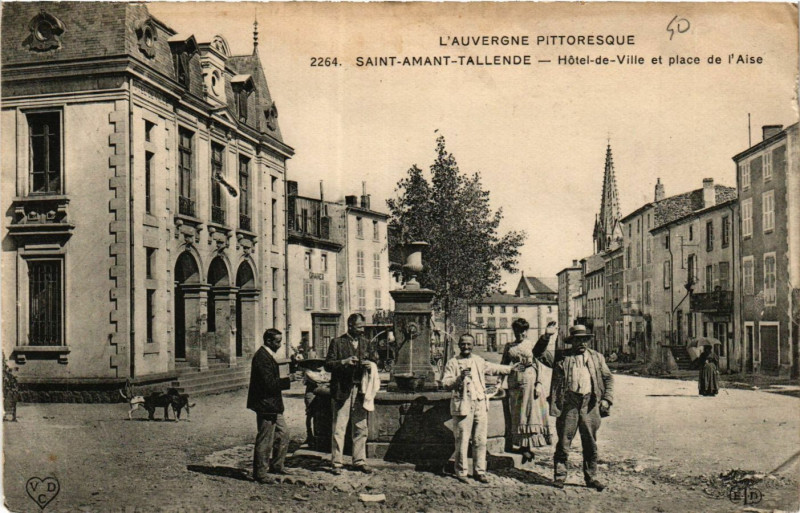 Carte postale ancienne Saint-Amand-Tallende Hotel de Ville et Place de l'Aise à Tallende
