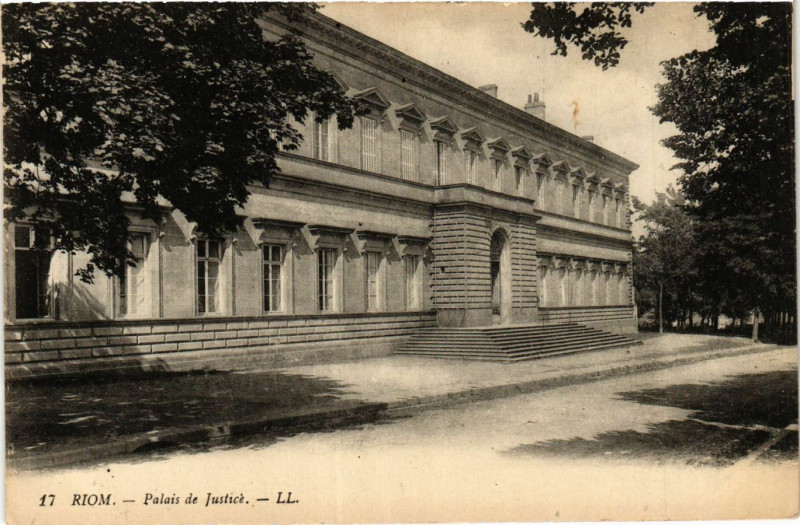 Carte postale ancienne Riom Le Palais de Justice à Riom