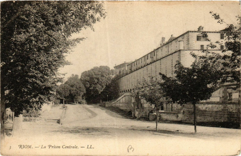 Carte postale ancienne Riom La Prison Centrale à Riom