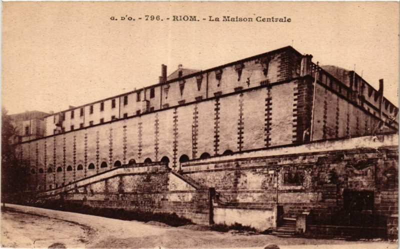 Carte postale ancienne Riom La Maison Centrale à Riom
