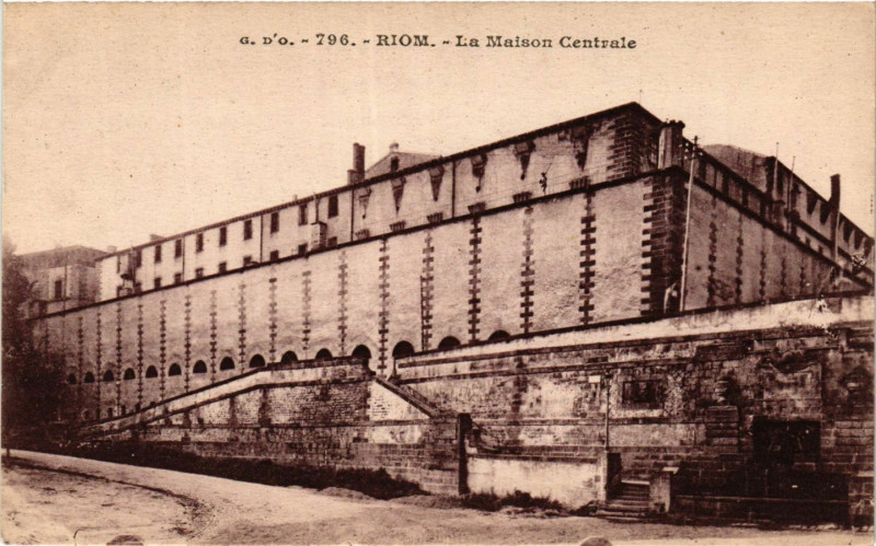 Carte postale ancienne Riom La Maison Centrale à Riom