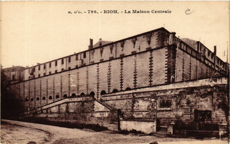 Carte postale ancienne Riom La Maison Centrale à Riom