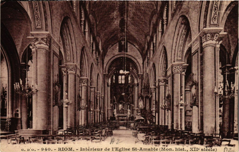 Carte postale ancienne Riom Interieur de l'Eglise à Riom