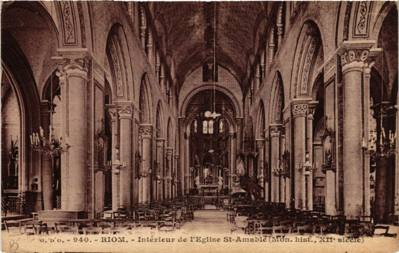 Carte postale ancienne Riom Interieur de l'Eglise à Riom