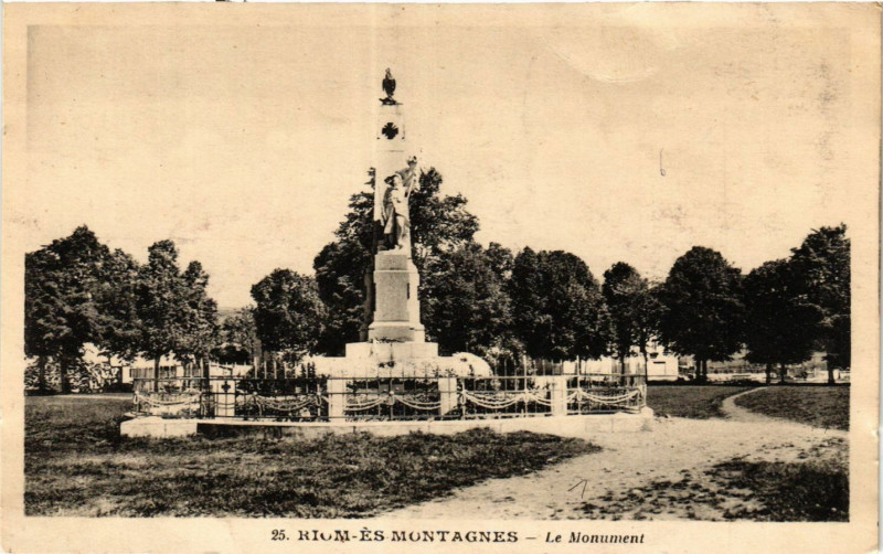 Carte postale ancienne Riom Es Montagnes Le Monument à Riom