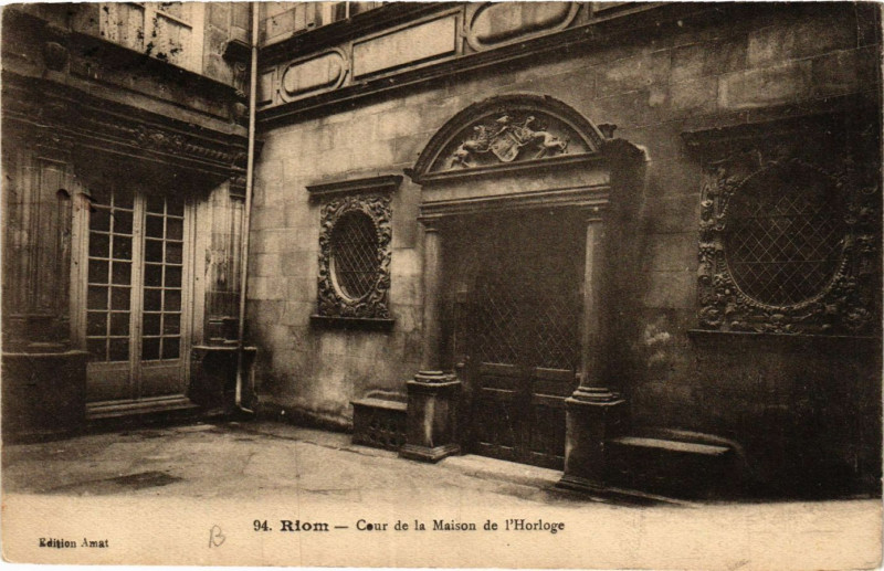 Carte postale ancienne Riom Cour de la Maison de l'Horloge à Riom