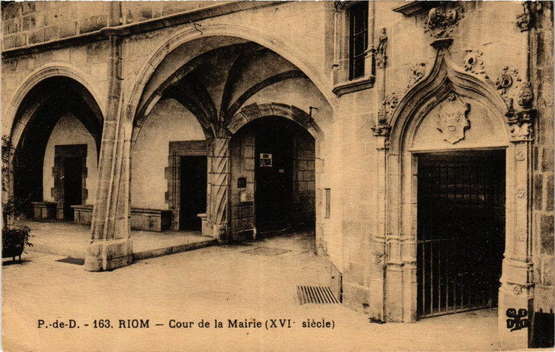 Carte postale ancienne Riom Cour de la Mairie à Riom
