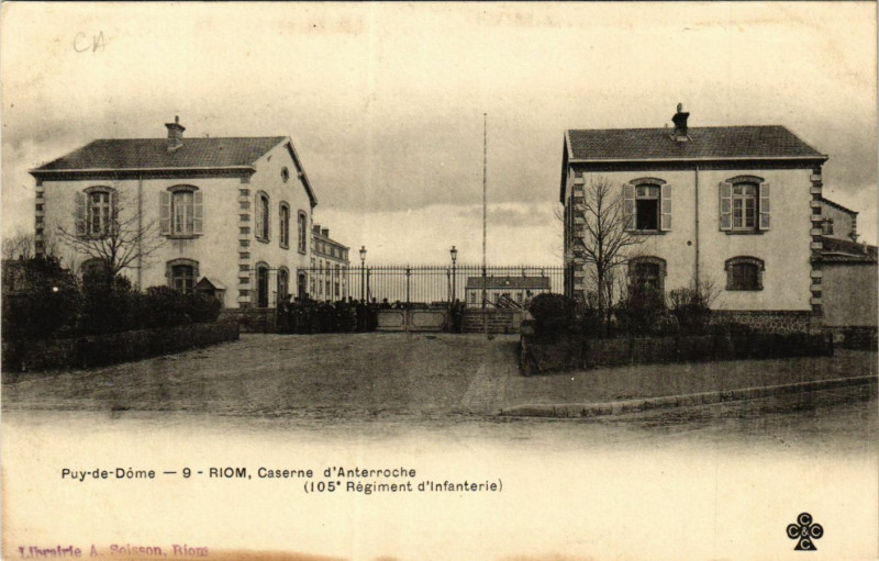 Carte postale ancienne Riom Caserne d'Anterroche à Riom