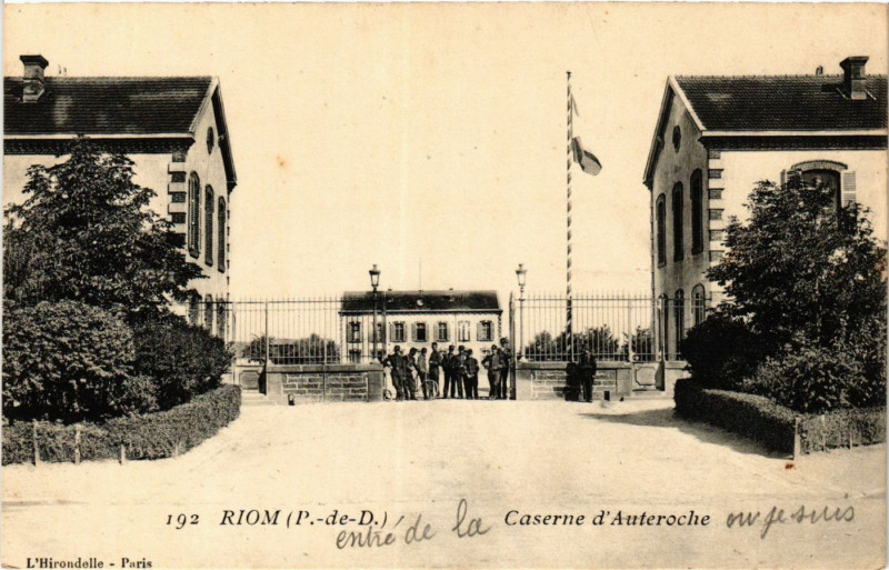 Carte postale ancienne Riom Caserne d'Anterroche à Riom