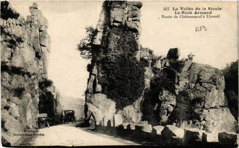 Carte postale ancienne La Vallée de la Sioule Le Roch Armand