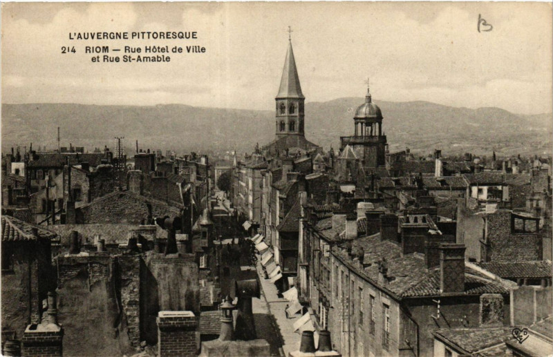 Carte postale ancienne L'Auvergne Pittoresque Riom Rue Hotel de Ville et Rue St-Amable à Riom