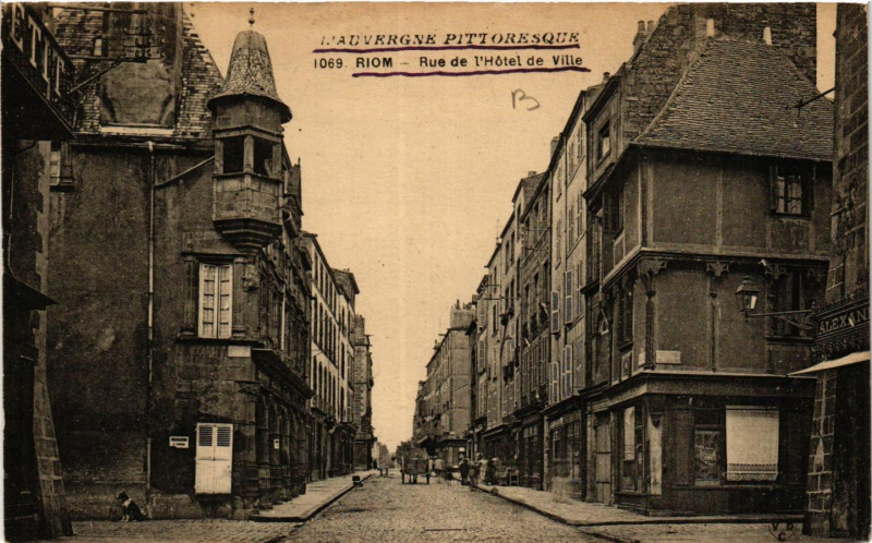 Carte postale ancienne L'Auvergne Pittoresque Riom Rue de la L'Hotel de Ville à Riom