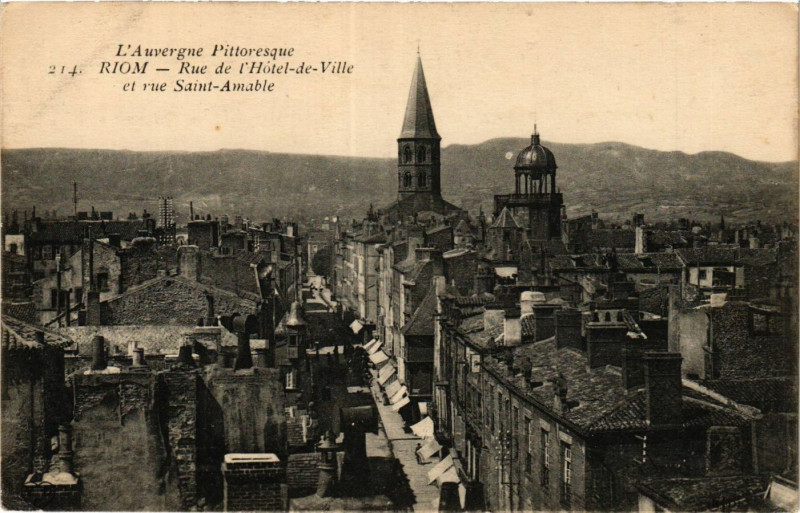Carte postale ancienne L'Auvergne Pittoresque Riom rue de l'Hotel e Ville et rue St-Amable à Riom