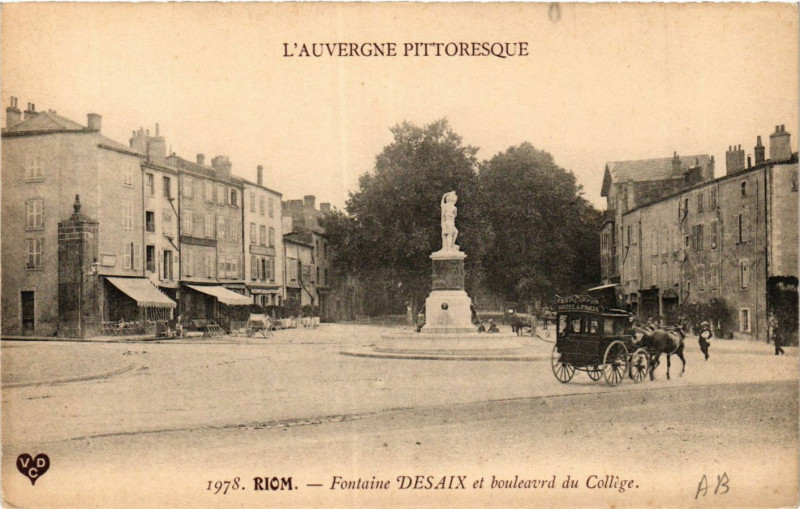 Carte postale ancienne L'Auvergne Pittoresque Riom Fontaine Desaix et Bd du College à Riom