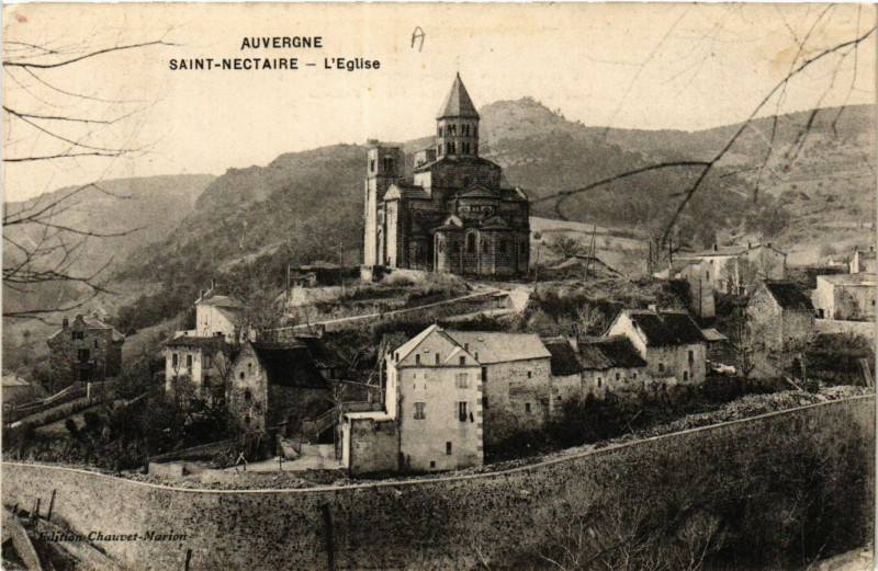 Carte postale ancienne Auvergne Saint-Nectaire l'Eglise à Saint-Nectaire