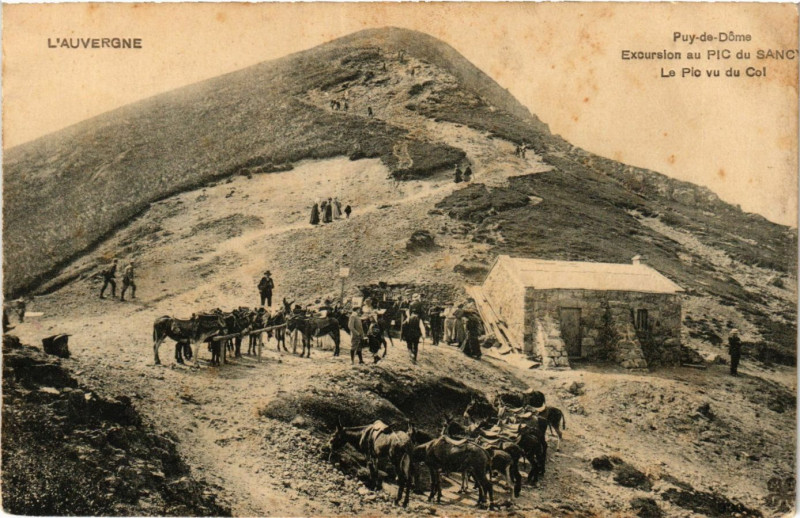 Carte postale ancienne Excursion au Pic du Sancy - Le Pic vu du Col à Chambon-sur-Lac