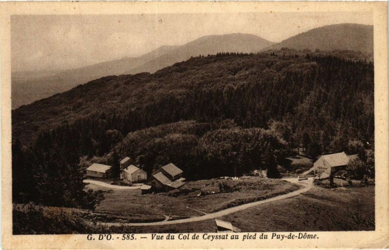Carte postale ancienne Vue du Col de Ceyssat au pied du Puy-de-Dome à Ceyssat
