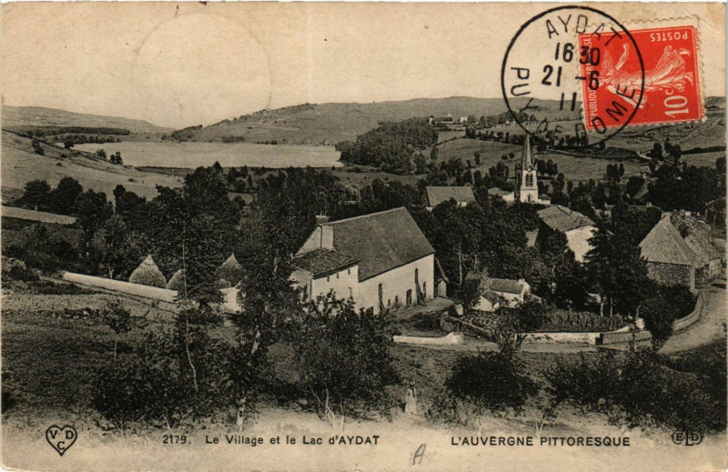 Carte postale ancienne Le Village et le Lac d'Aydat à Aydat