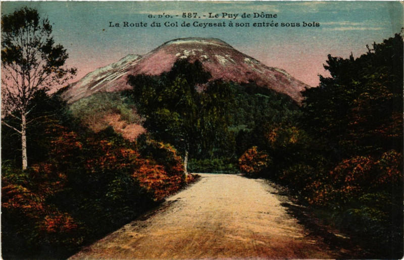 Carte postale ancienne Le Puy-de-Dome La Route du Col de Ceyssat a son entrée à Ceyssat