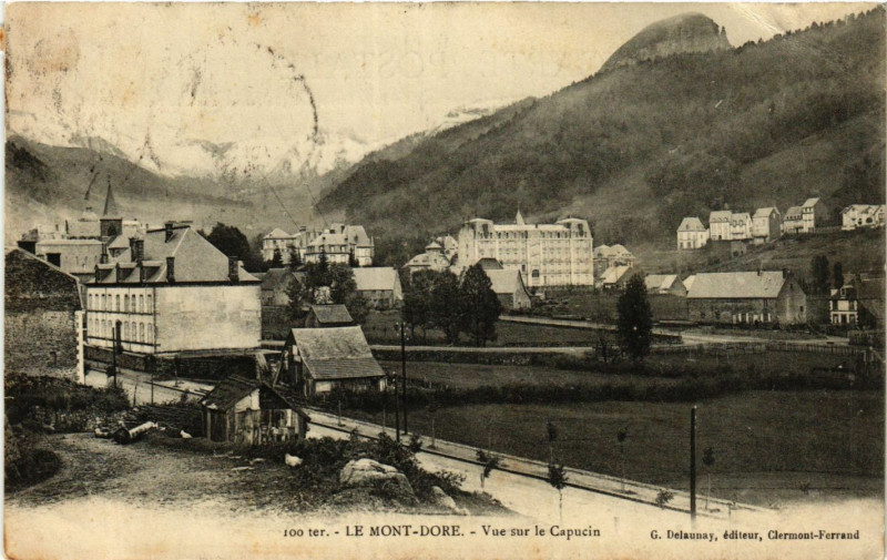 Carte postale ancienne Le Mont-Dore Vue sur le Capucin à Mont-Dore