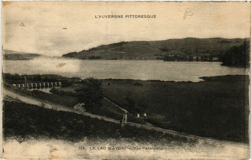 Carte postale ancienne Le Lac d'Aydat Vue panoramique à Aydat