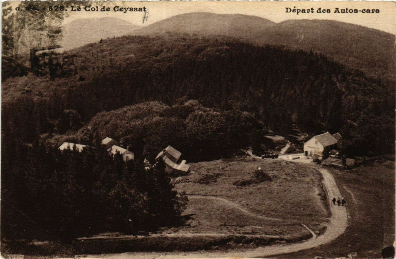 Carte postale ancienne Le Col de Ceyssat Depart des Autos-cars à Ceyssat