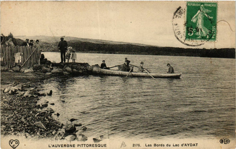 Carte postale ancienne L'Auvergne Pittoresque Les Bords du Lac d'Aydat à Aydat