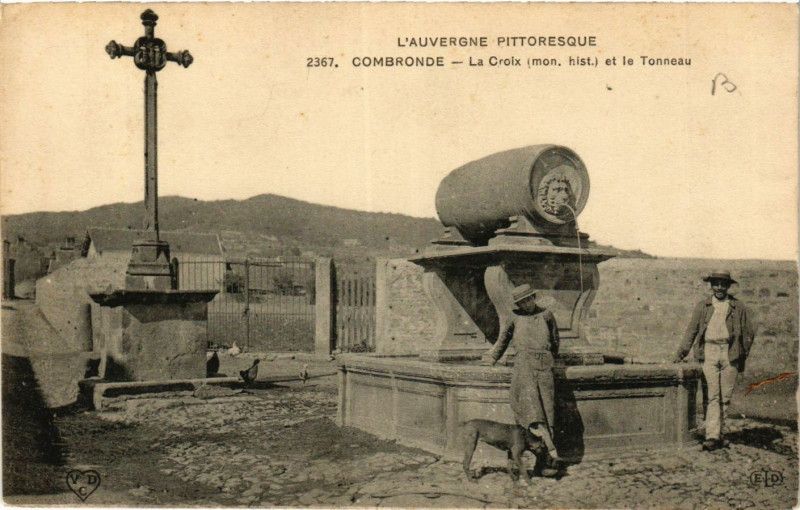 Carte postale ancienne L'Auvergne Pittoresque Combronde La Croix et le Tonneau à Combronde