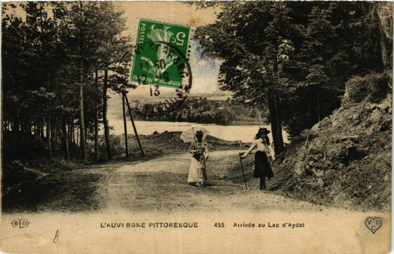 Carte postale ancienne L'Auvergne Pittoresque Arrivée au Lac d'Aydat à Aydat