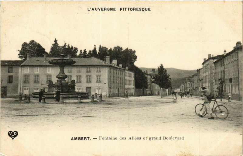 Carte postale ancienne L'Auvergne Pittoresque Ambert Fontaine des Allées grand Boulevard à Ambert