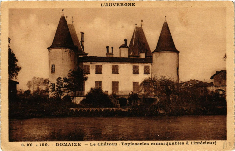 Carte postale ancienne L'Auvergne Domaize Le Chateau. Tapisseries remarquables à Domaize