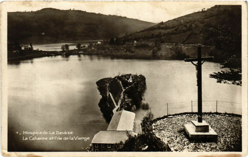 Carte postale ancienne Hospice de la Deveze Le Calvaire et l'Ile de la Vierge