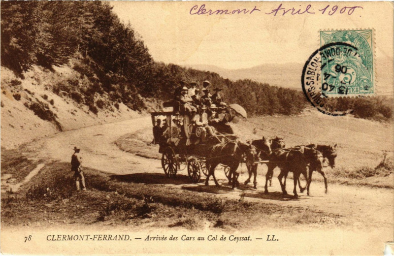 Carte postale ancienne Clermont-Ferrand Arrivée des Cars au Col de Ceyysat à Clermont-Ferrand