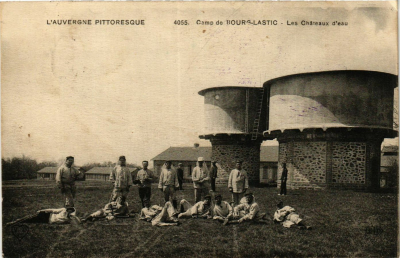 Carte postale ancienne Camp de Bourg-Lastic Les Chateaux d'eau à Bourg-Lastic