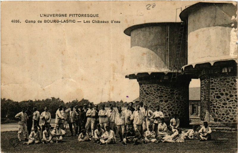 Carte postale ancienne Camp de Bourg-Lastic Les Chateaux d'eau à Bourg-Lastic