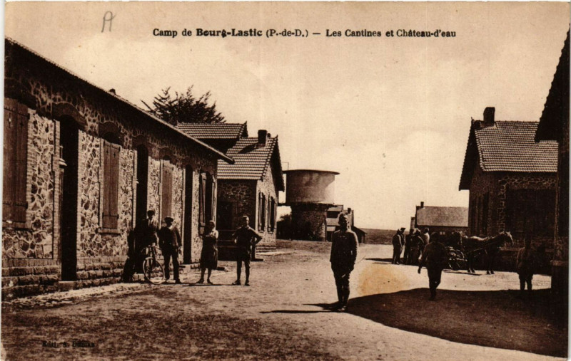 Carte postale ancienne Camp de Bourg-Lastic Les Cantines et Chateau d'eau à Bourg-Lastic