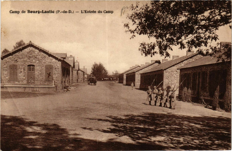 Carte postale ancienne Camp de Bourg-Lastic L'Entrée du Camp à Bourg-Lastic