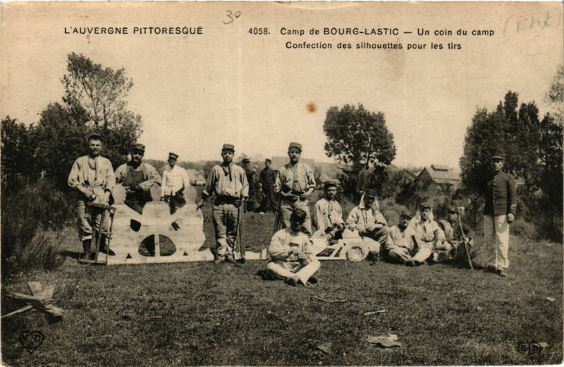 Carte postale ancienne Camp de Bourg-Lastic Confection es Silhouettes pour les tirs à Bourg-Lastic