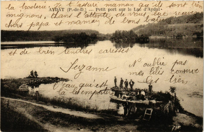 Carte postale ancienne Aydat Petit port sur le Lac d'Aydat à Aydat