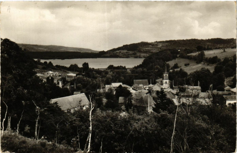 Carte postale ancienne Aydat Le Village et le Lac à Aydat