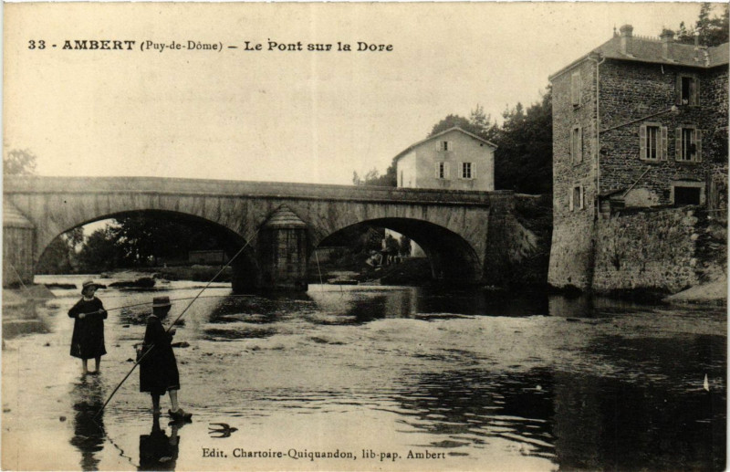 Carte postale ancienne Ambert Le Pont sur la Dore à Ambert