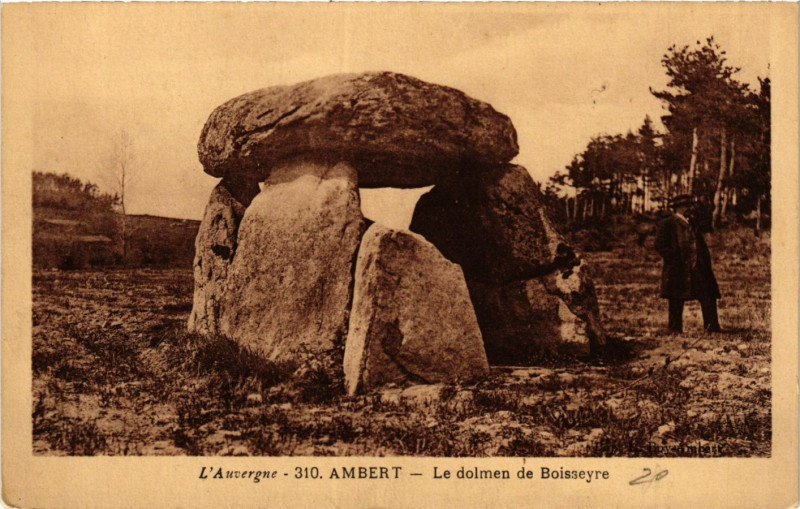 Carte postale ancienne Ambert Le dolmen de Boisseyre à Ambert